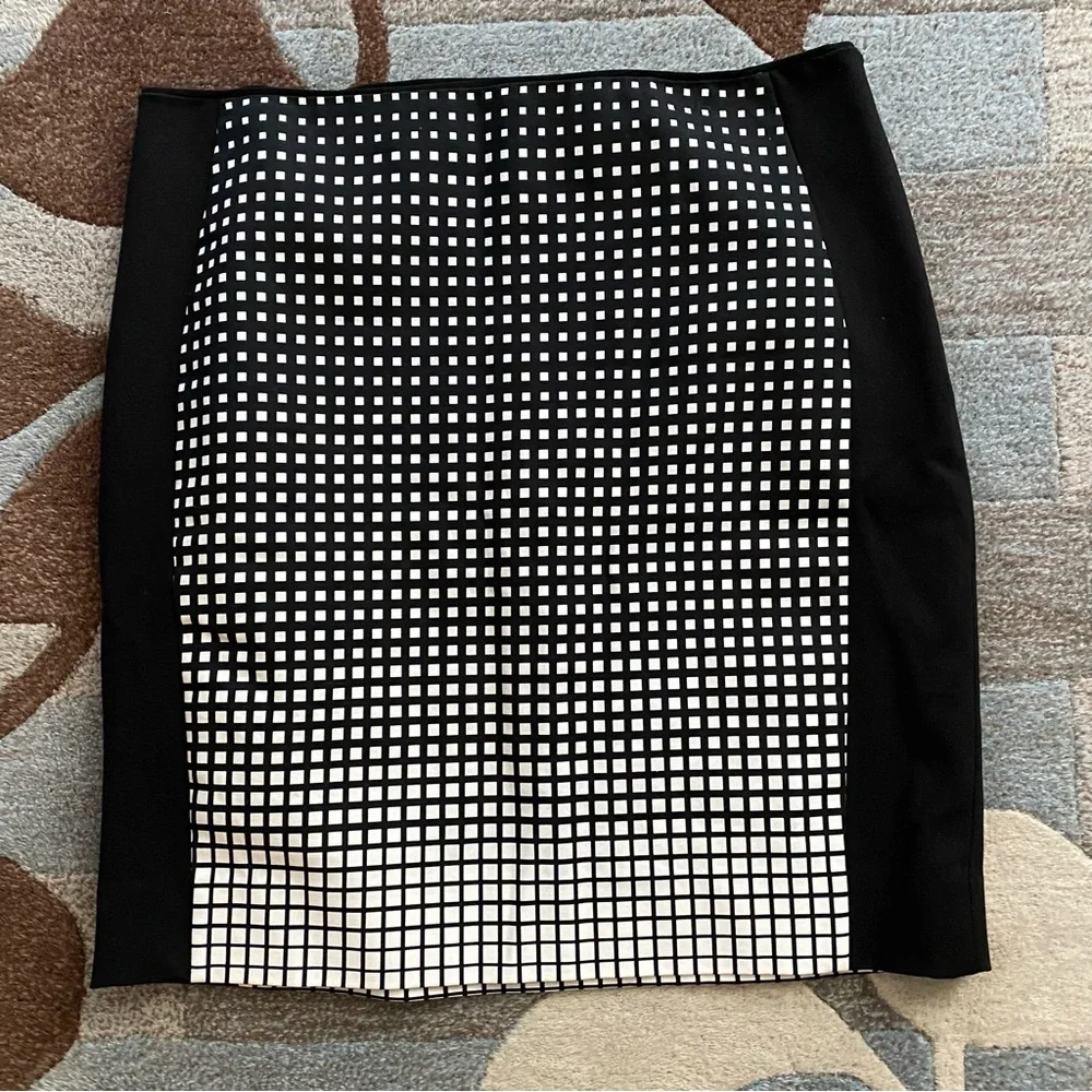 WHBM I White House Black Market black and White Graphic Squares Pencil Skirt - Picture 3 of 7